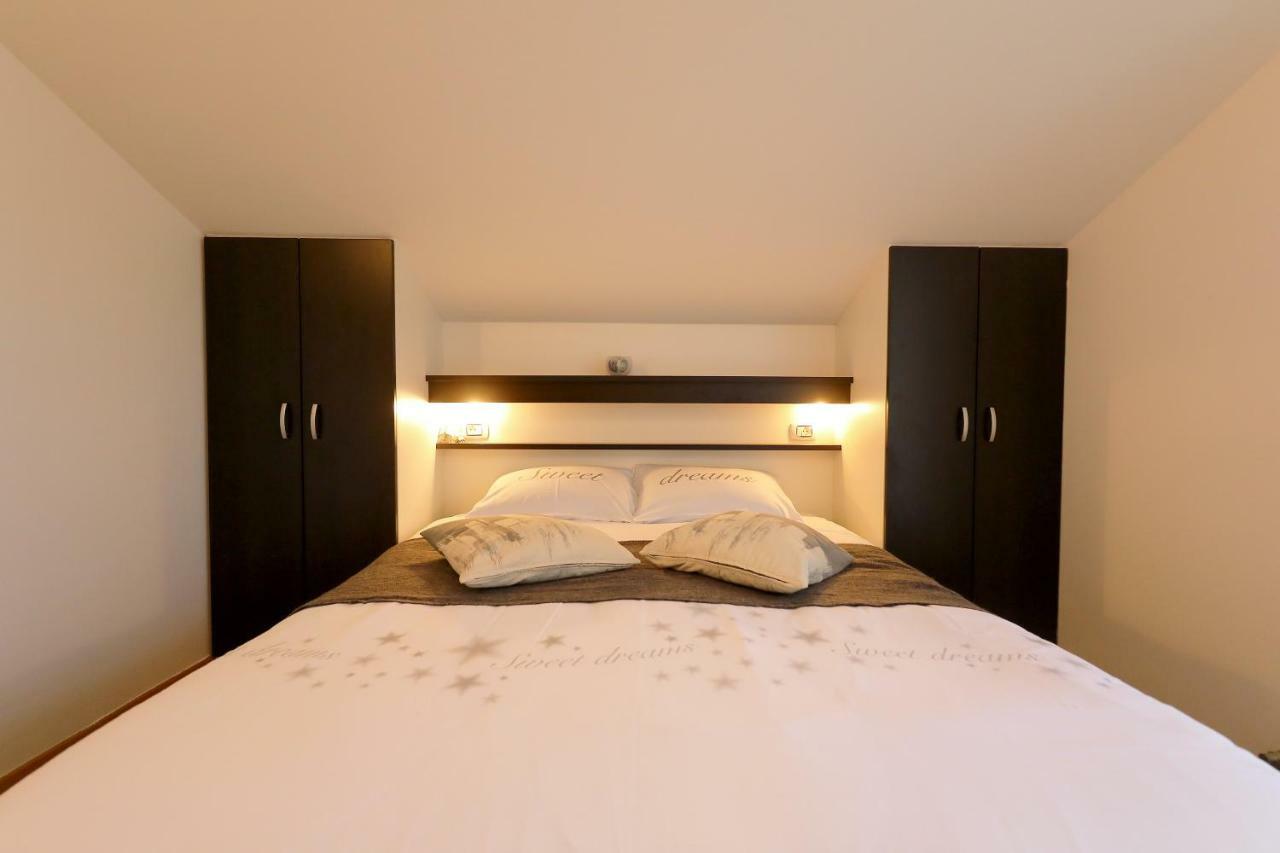 Luxury Villa Nada With Pool Petrcane Bagian luar foto